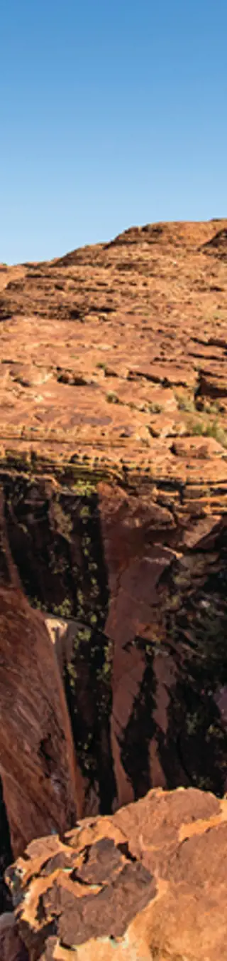 Wandere am Rande einer Schlucht